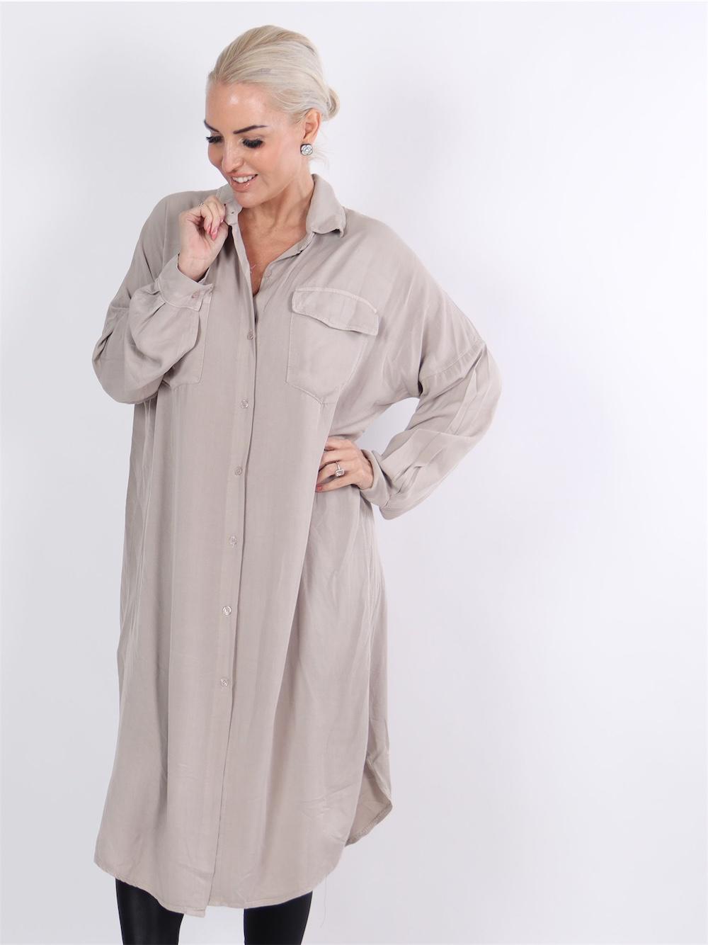 Manya - Armygrøn lang skjortekjole med lommer på brystet